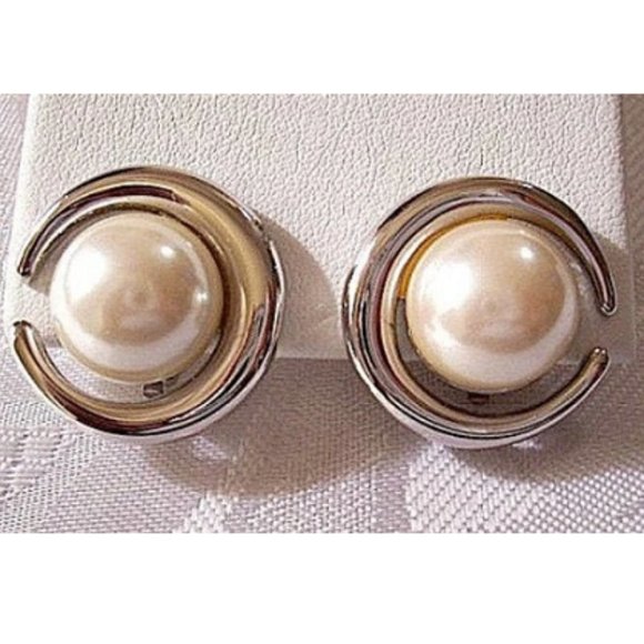 Richelieu Pearl Moon Clip On Earrings Silver Tone Vintage Padded Open Ring Round - Picture 1 of 2